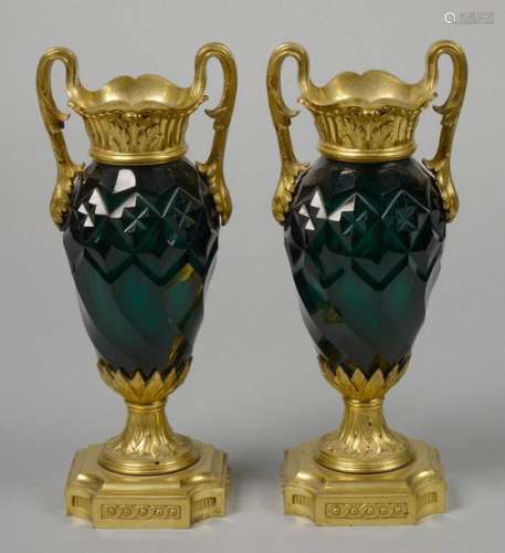 Paire de vases de style Louis XVI en cristal vert …