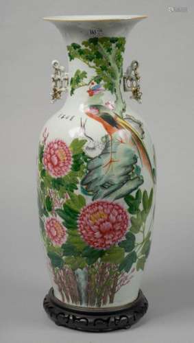 Grand vase en porcelaine polychrome de Chine décor…