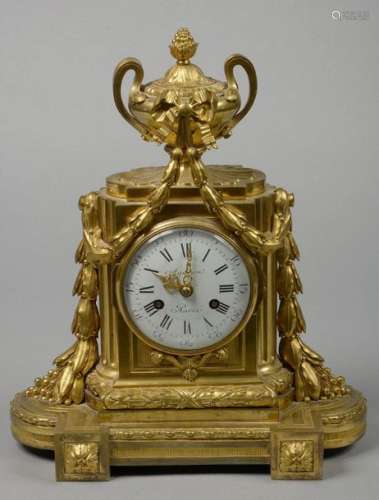Pendule borne de style Louis XVI en bronze doré. C…
