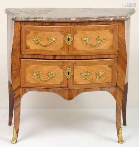 Petite commode de style Louis XV en bois de placag…