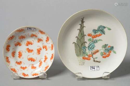 Lot de deux objets en porcelaine polychrome de Chi…