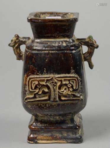 Vase de style archaïque en faïence glaçurée brun v…