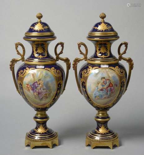 Paire de vases couverts en porcelaine polychrome d…