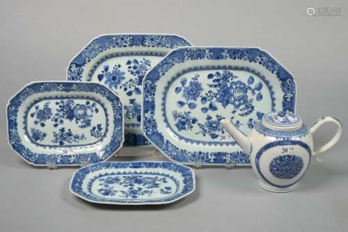 Lot de cinq objets en porcelaine bleue et blanche …