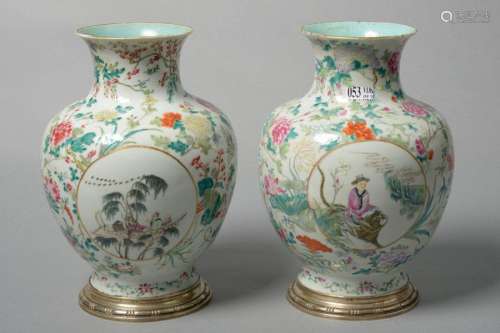 Paire de vases en porcelaine polychrome de Chine d…