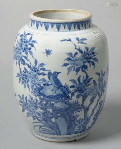 Vase pansu en porcelaine bleue et blanche de Chine…