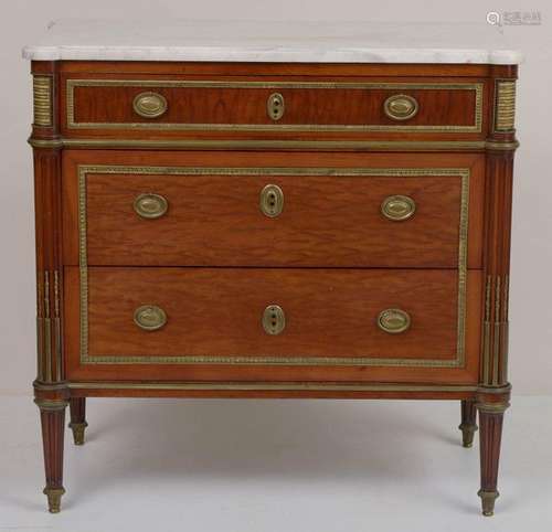 Petite commode de style Louis XVI en placage d'aca…