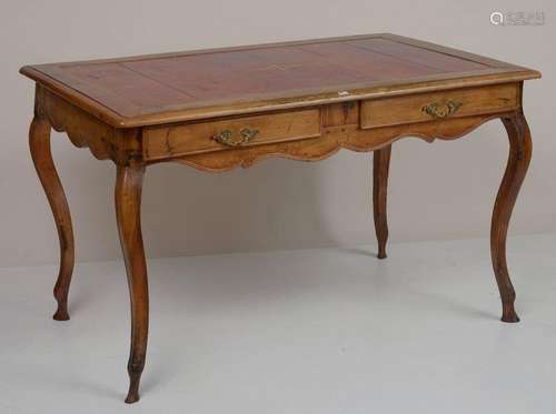 Bureau plat de style Louis XV en merisier mouluré …