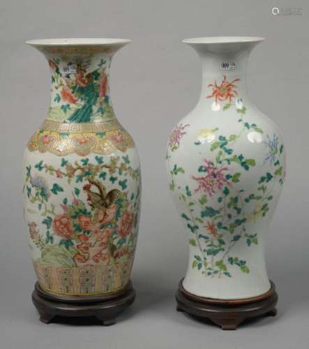 Deux vases en porcelaine polychrome de Chine, l'un…
