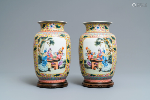 A pair of fine Chinese famille rose vase…