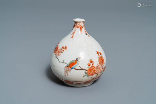 A Kakiemon-style Dutch-decorated bottle vas…