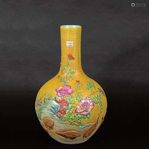 清黄釉塑瓷花鸟天球瓶