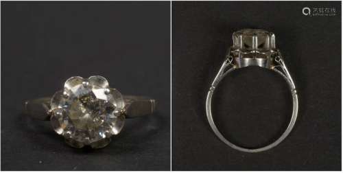 Platinum ring set with a brilliant cut diamond of …