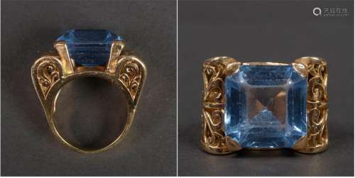 18 karat yellow gold ring set with a +/ 8 carat aq…