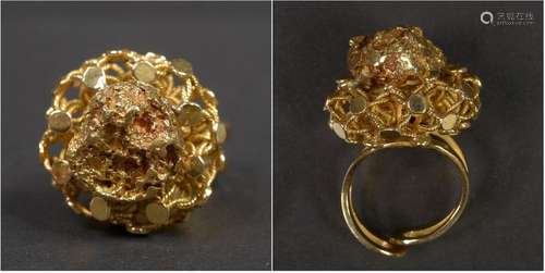 18 karat yellow gold ring set with a gold nugget. …