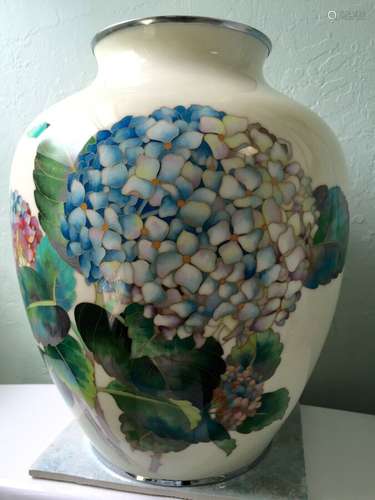 Vintage Japanese cloisonné vase, very large with beautiful hydrangea design