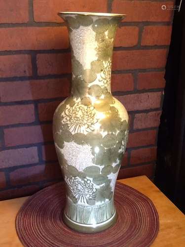 Hand Painted Green Chrysanthemum Kutani Ryusho / Ryujo Vase 20 1/2