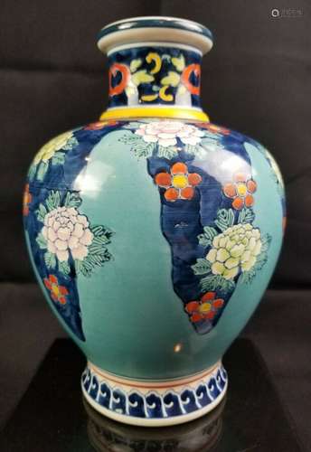 Unususal Japanese Kinkozan Vase 9