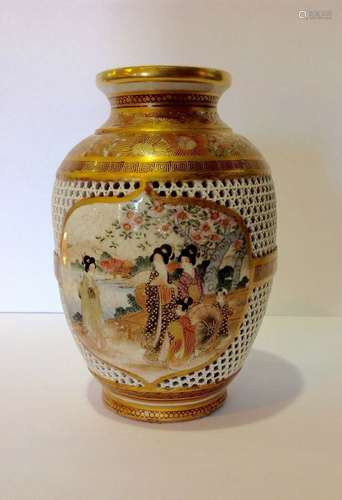 Satsuma Vase. Artist Signed. Setuzan. Meiji period Japan. Fantastic reticulated