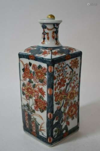 JAPANESE/CHINESE PORCELAIN TOKKURI WINE BOTTLE WITH IMARI DECORATION