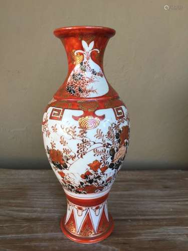 Beautiful small Japanese Kutani Porcelain vase