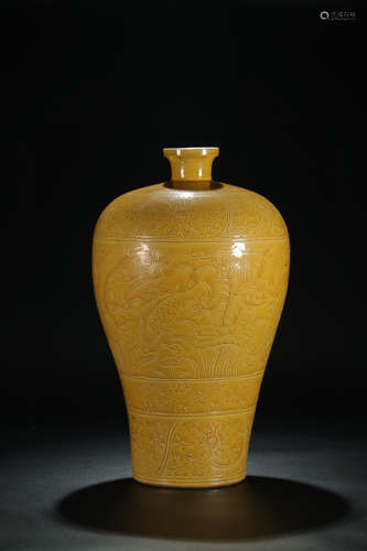 CHINESE YELLOW GLAZED VASE, WANLI MARK