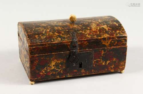 A SMALL 18TH / 19TH CENTURY DOME TOP CASKET, covered with marble paper, having an iron lock. 7ins