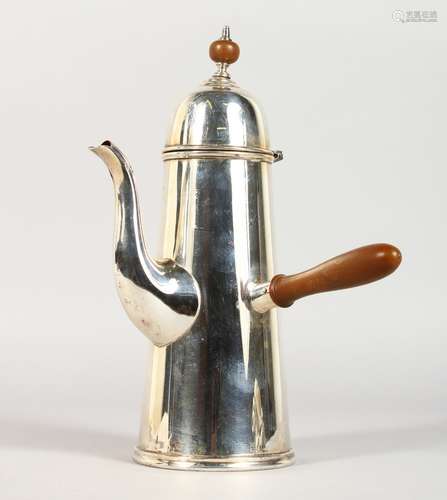 AN 18TH CENTURY STYLE SILVER COFFEE POT, of plain tapering form with side handle. Sheffield 1967.