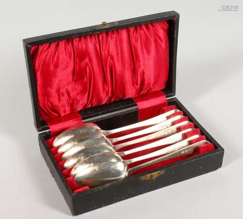 A SET OF SIX SILVER TEASPOONS. London 1814, Maker: TB, in a later box.