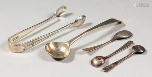 A SMALL PAIR OF SUGAR TONGS, London 1902, mustard spoon and three salt spoons.