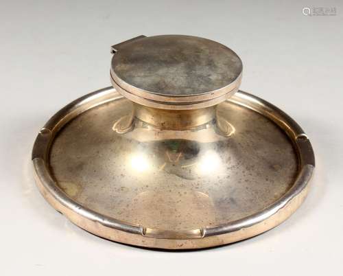 A LARGE HEAVY CIRCULAR CAPSTAN INKWELL. 7.5ins diameter. Birmingham 1919.