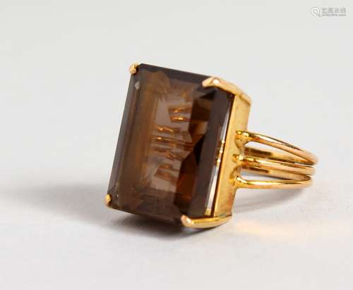 AN 18CT GOLD LARGE TOPAZ RING.