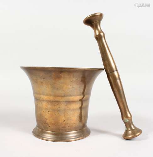 A PLAIN POLISHED BRONZE PESTLE AND MORTAR. 4.5ins high.