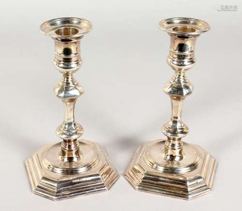 A PAIR OF 18TH CENTURY STYLE SILVER CANDLESTICKS, with knopped stems and octagonal bases.