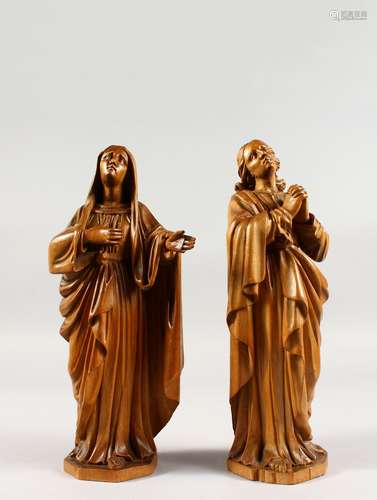 A GOOD PAIR OF 18TH CENTURY CARVED BOXWOOD RELIGIOUS STANDING FIGURES. 10.5ins high.