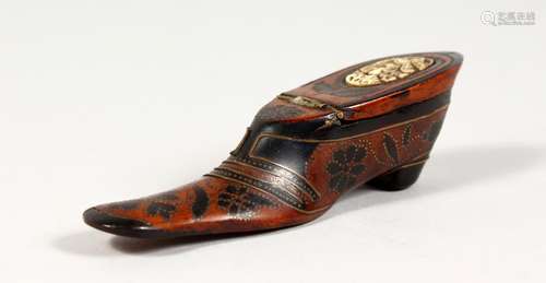 A VERY GOOD TREEN SHOE SNUFF BOX. 5ins long.