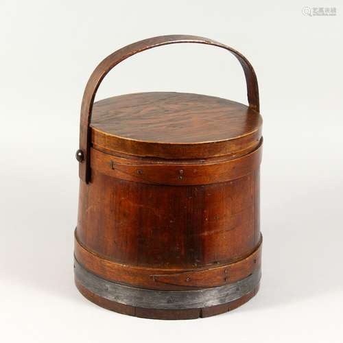 A SCANDINAVIAN PINE FOOD BUCKET, with lid and handle. 9.5ins high.