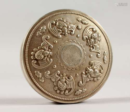 A CHINESE SILVER ROUND BOX AND COVER.