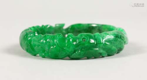 AN APPLE GREEN CARVED BANGLE.