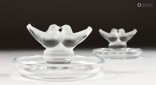 A GOOD PAIR OF LALIQUE LOVING DOVES TRINKET DISHES. Lalique, France. 4ins diameter.