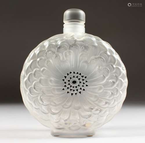 A LARGE LALIQUE FROSTED GLASS CHRYSANTHEMUM CIRCULAR-SHAPED SCENT BOTTLE AND STOPPER, with blue