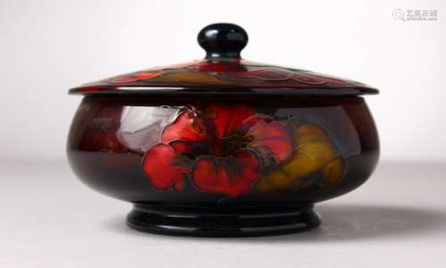 A GOOD MOORCROFT POTTERY CIRCULAR POWDER BOWL AND COVER, 