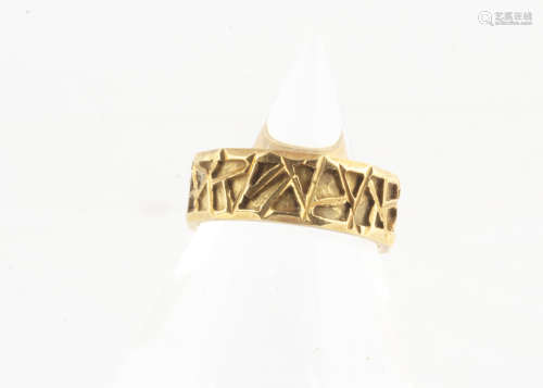 A late 20th Century 18ct gold textured band, marked to interior ~Lucki~ stamped 220, late 80s