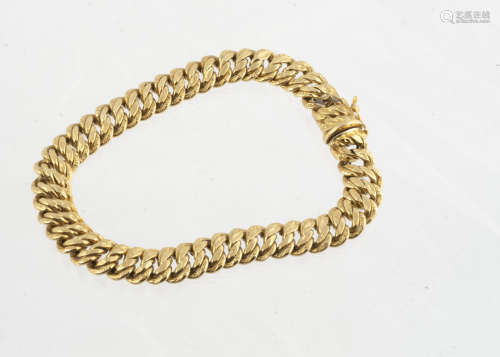 A 750 marked flattened curb link textured bracelet, with tongue and box clasp, 21cm, 16g (af to