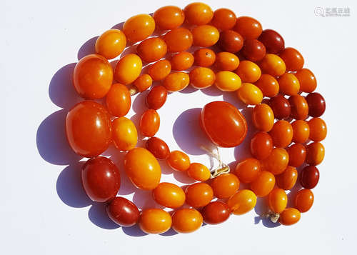 A double row of graduated amber beads, (stringing af) including one loose bead, 45cm, 70g, largest