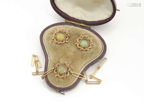 A set of three yellow metal chain linked paste set dress studs, in fitted leather shaped case, 6.1g
