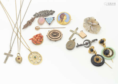 A collection of late 19th/early 20th Century jewellery, including a gilt metal pendant and chain,