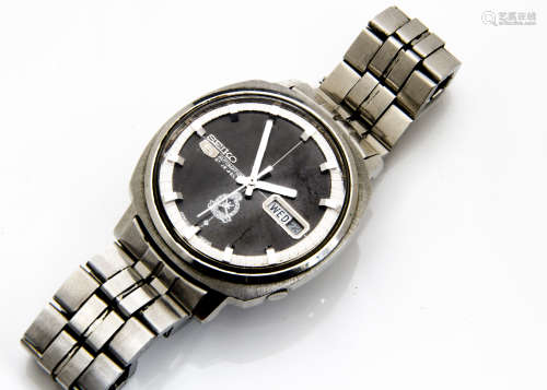 A c1970s Seiko 5 automatic stainless steel gentlman~s wristwatch, 36mm case, dial with batons, day