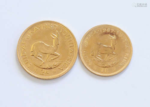 A 1960s South African gold two rand and a one rand coin, both dated 1967, 12g, EF (2)