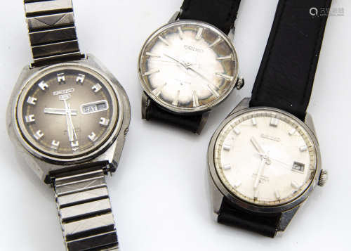 A c1970s Seiko 5 automatic stainless steel gentleman~s wristwatch, on later strap, together with two